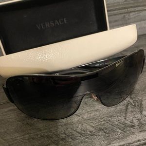 Versace women’s sunglasses - only wore once!
